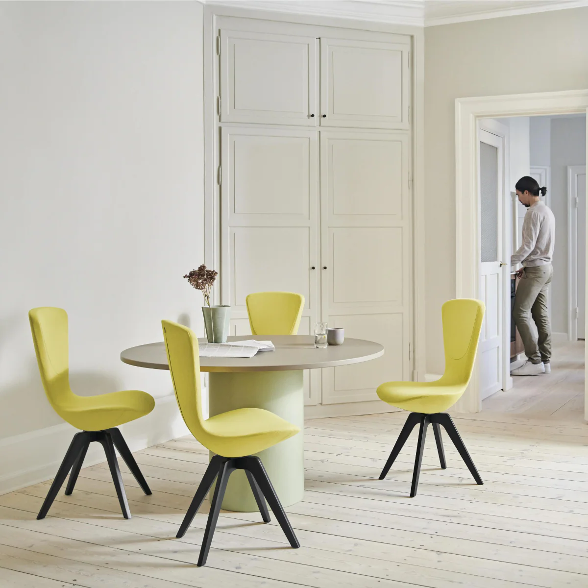Invite Chair by Varier - Image 4